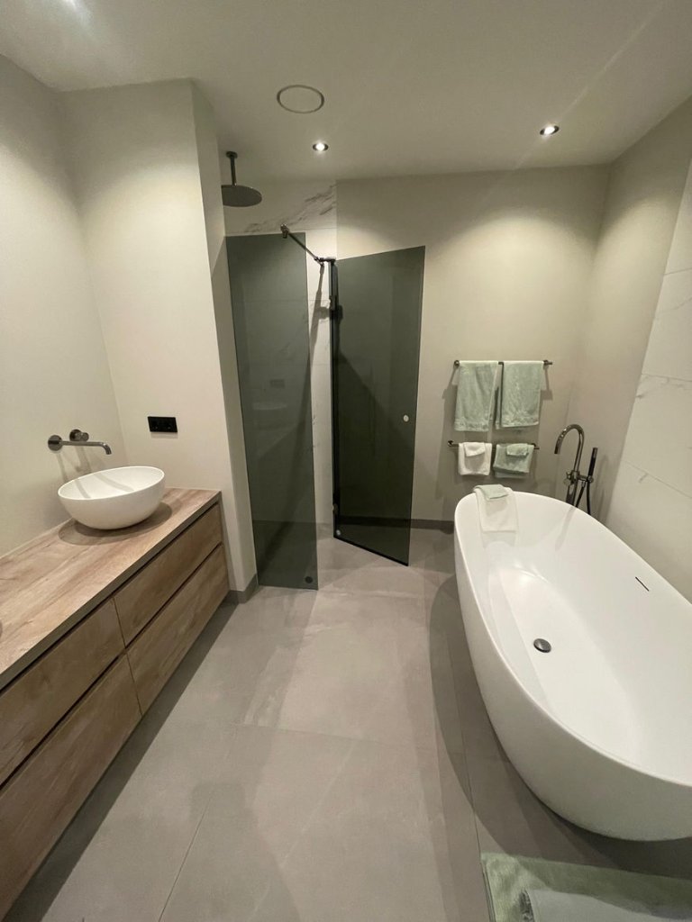 Badkamer met compleet kitwerk