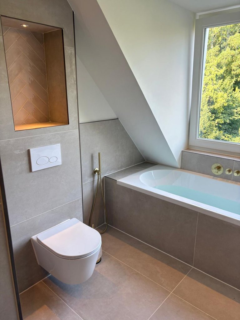 Douche met gouden kraan — nette badkamer kitwerk
