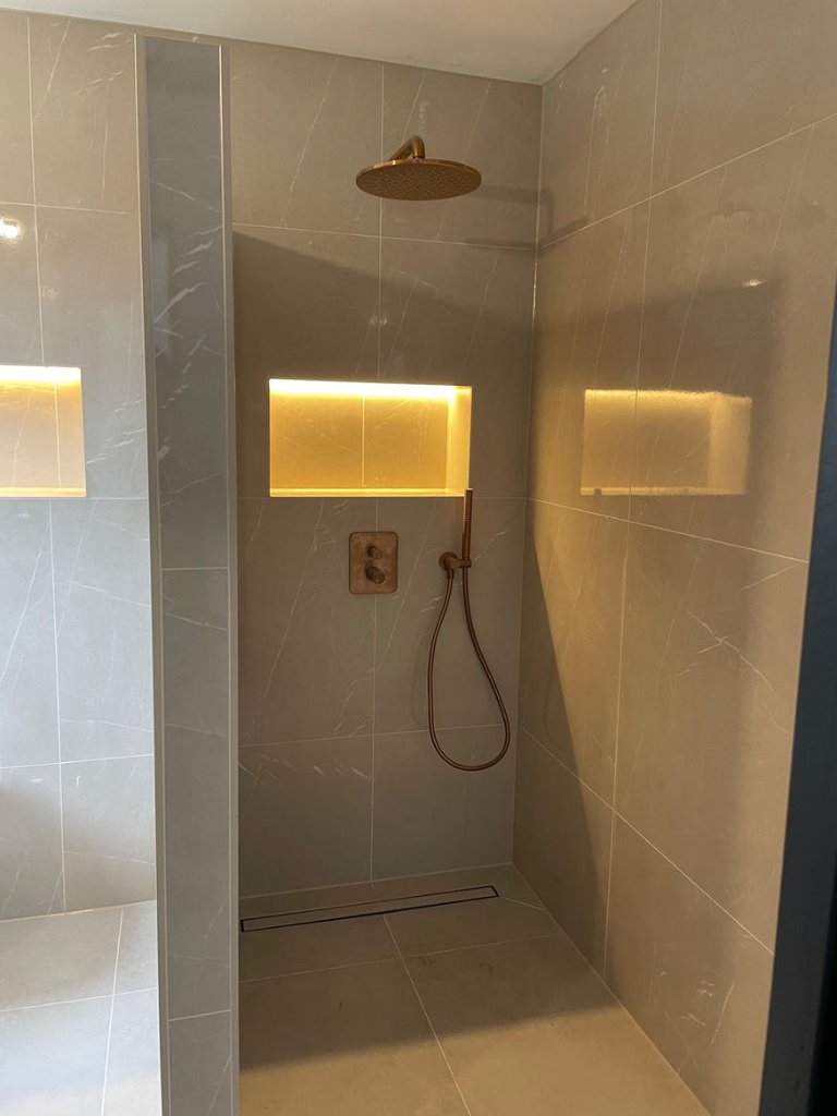 Luxe inloopdouche met netjes afgekitte voegen